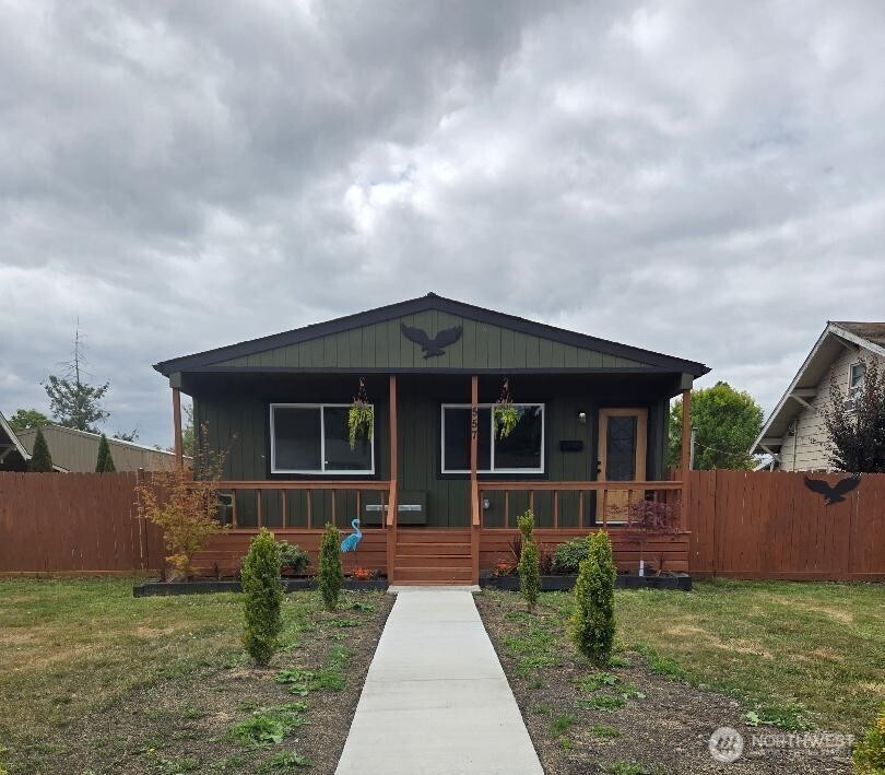 557 SW Pacific Avenue Property Photo 1