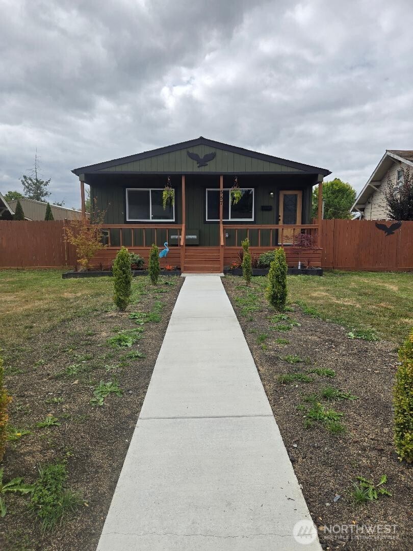 557 Sw Pacific Avenue Property Photo 2
