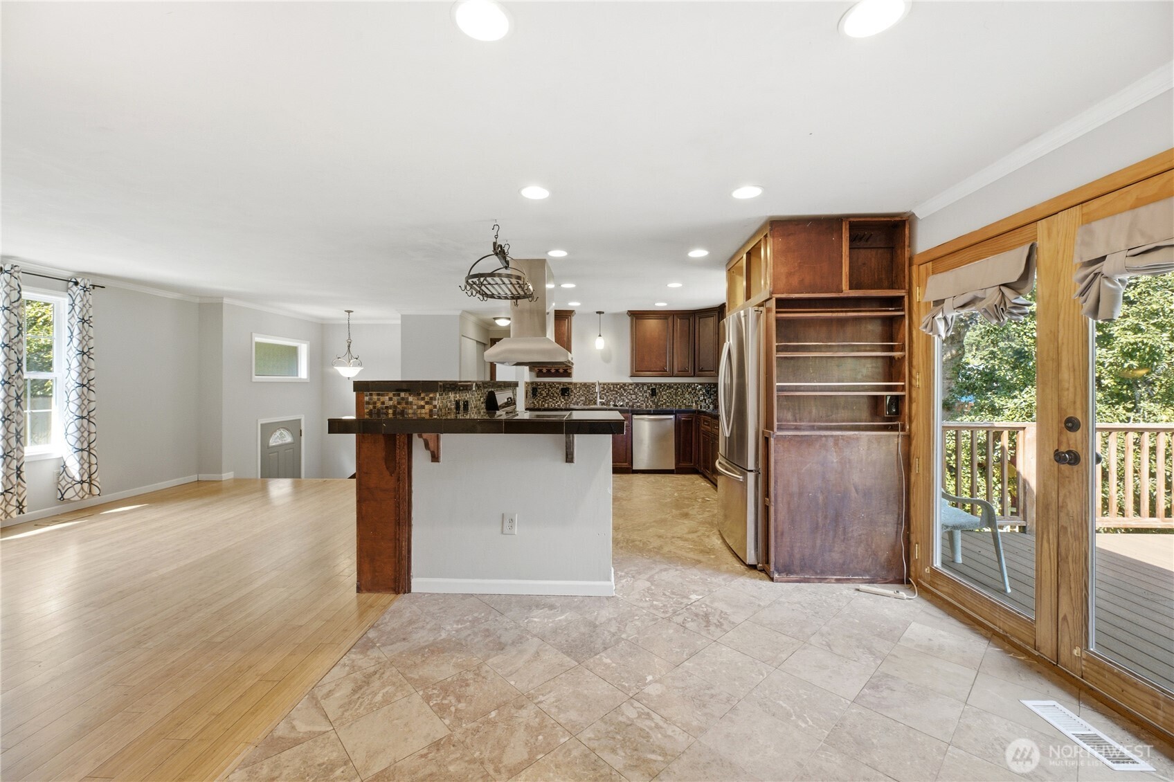 608 School Street Property Photo 6