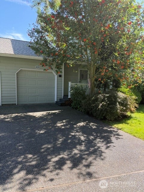 405 Spencer Lane Property Photo 3