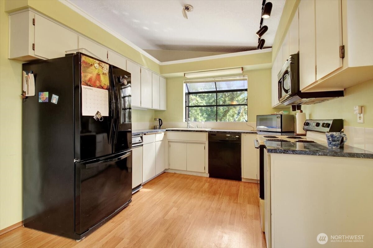 385 Glengarry Drive Property Photo 12