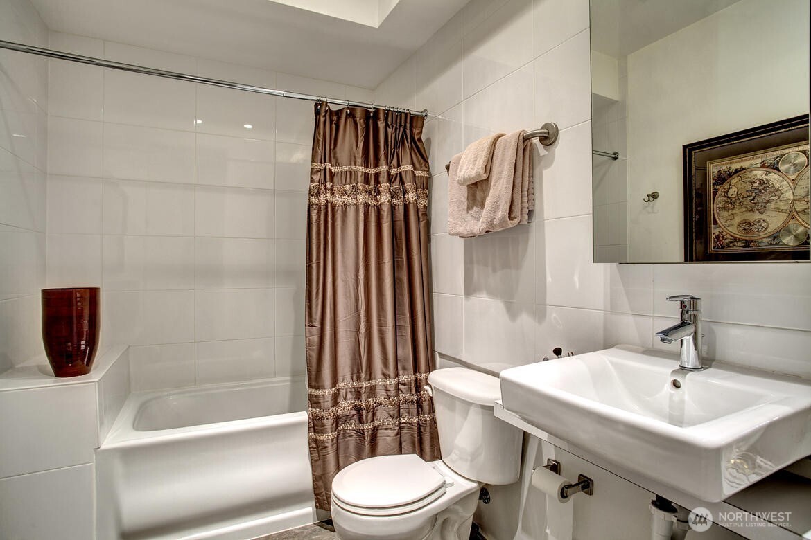 1111 E Pike Street 204 Property Photo 10