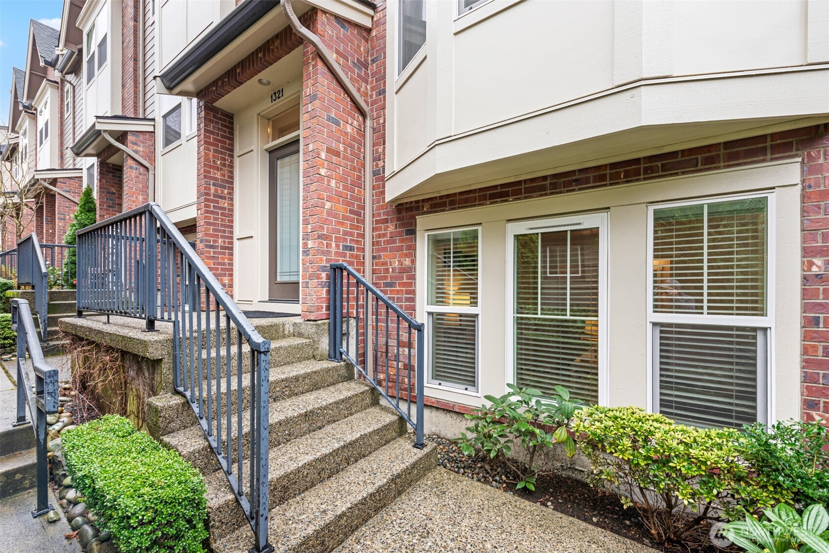 1321 Greenwich Walk Property Photo 2
