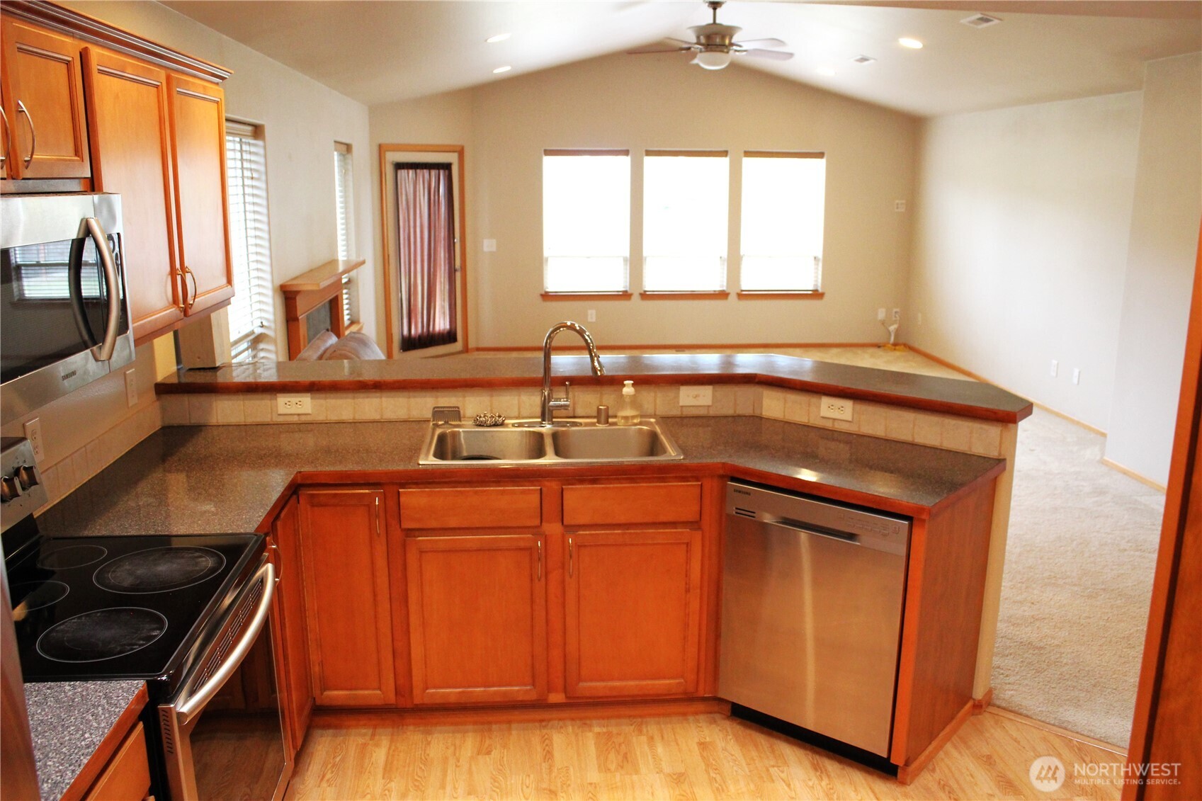 406 Jackson Court Property Photo 9