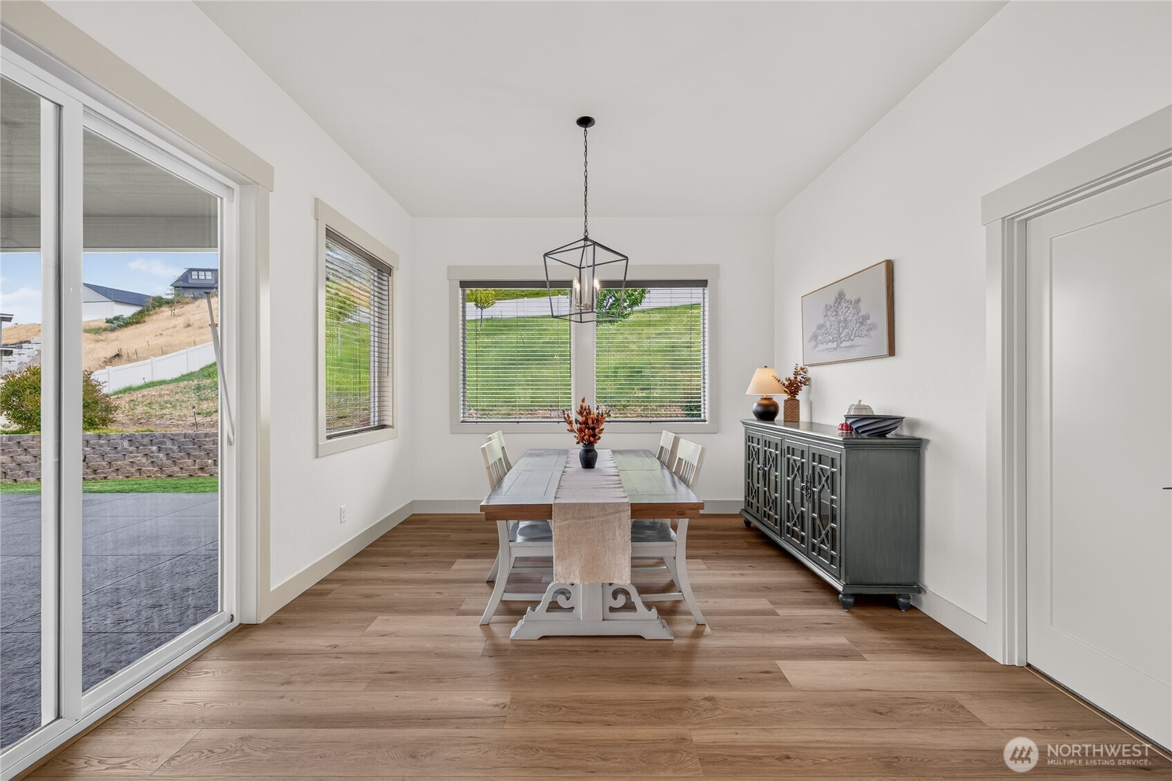 2025 Broadhurst Pl Property Photo 14