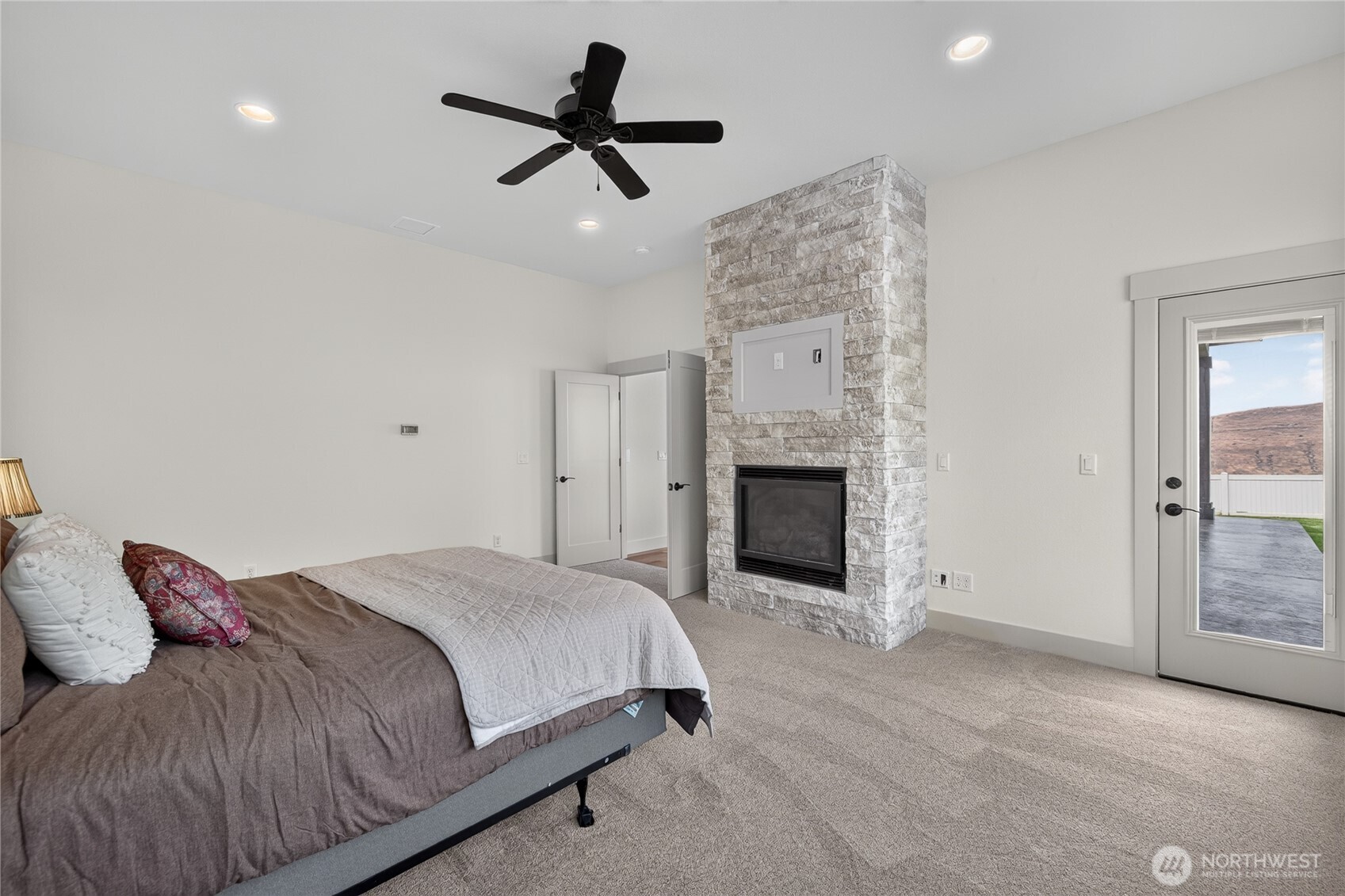 2025 Broadhurst Pl Property Photo 15