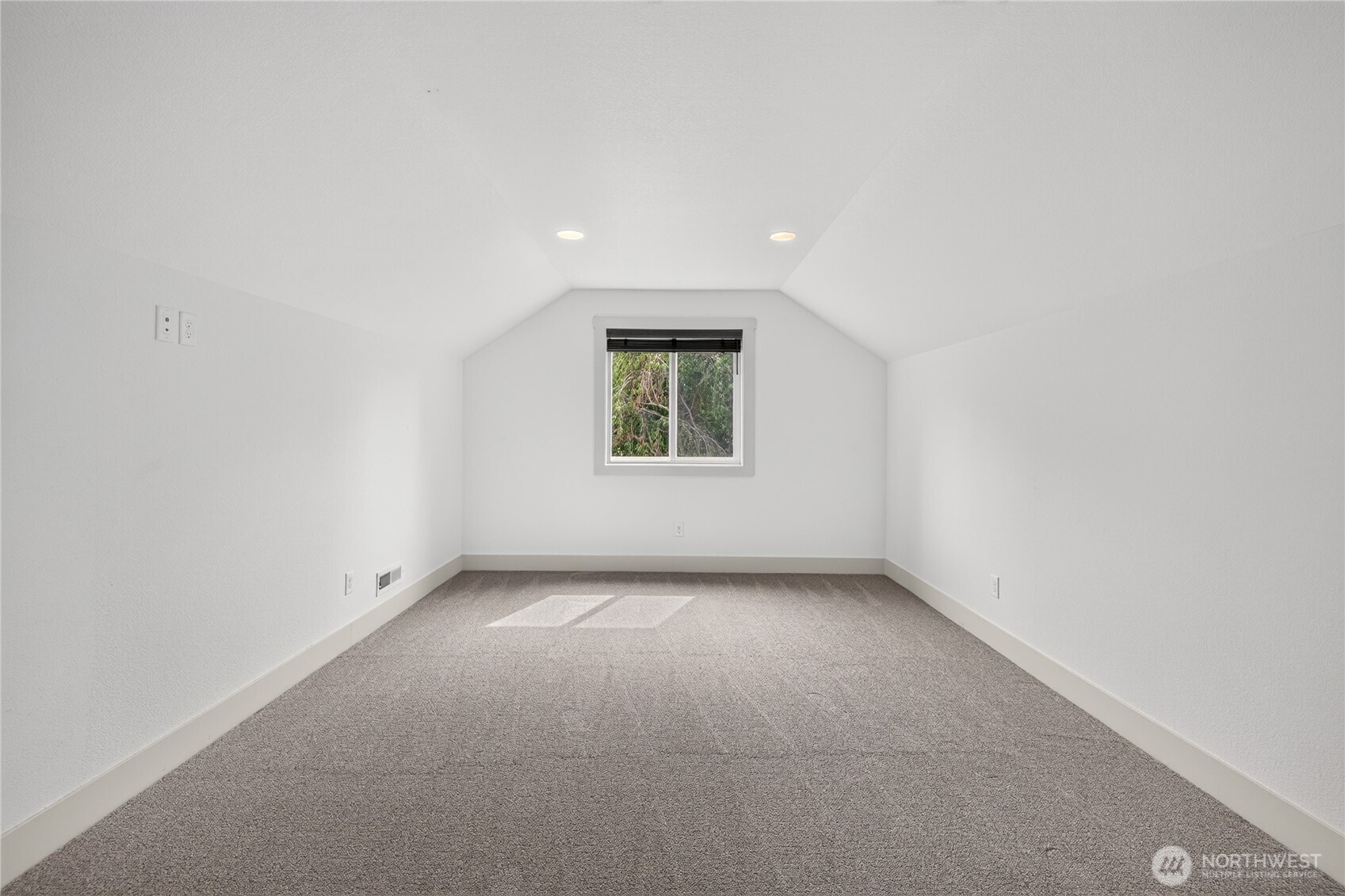 2025 Broadhurst Pl Property Photo 33