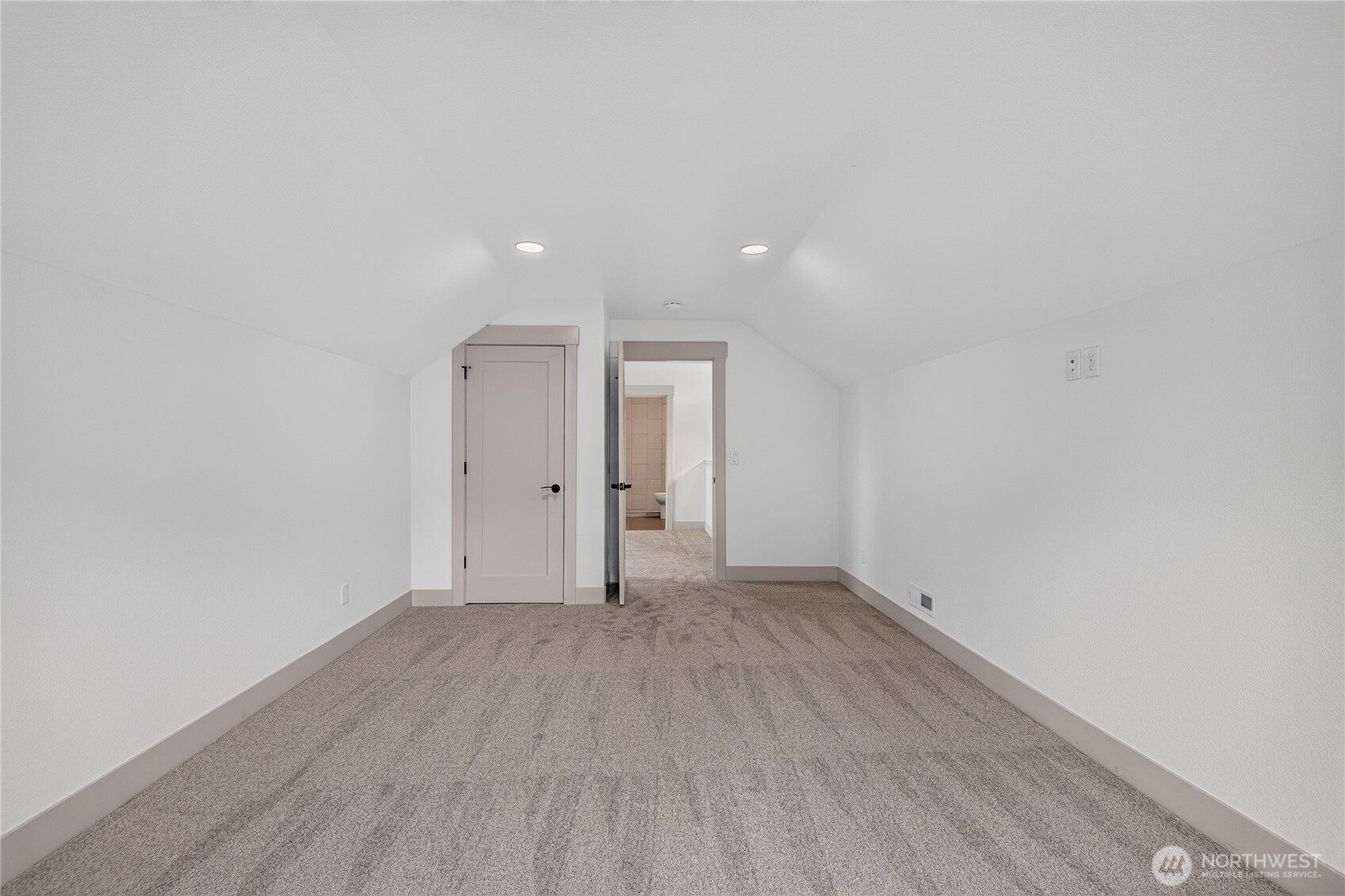 2025 Broadhurst Pl Property Photo 34