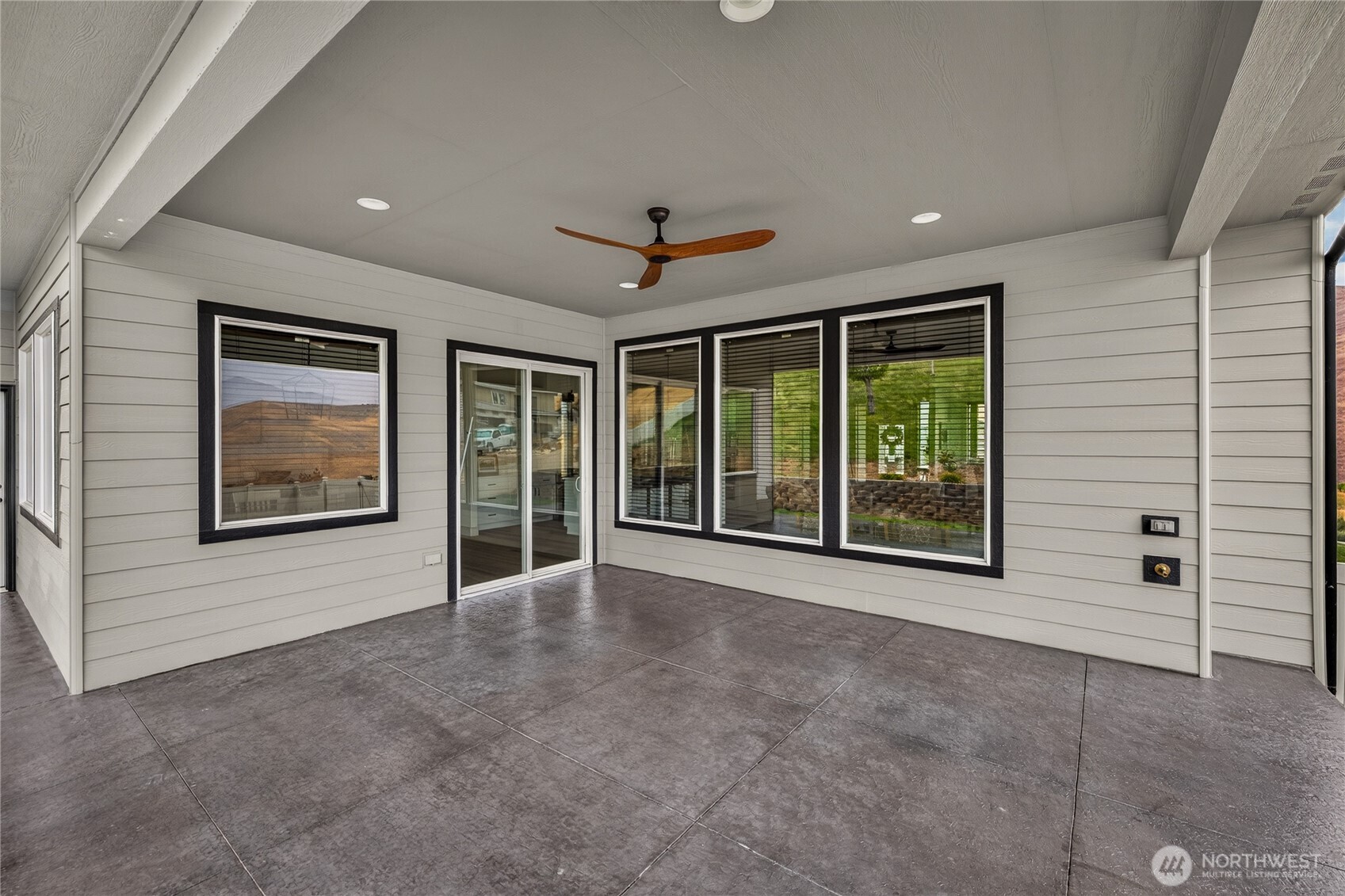 2025 Broadhurst Pl Property Photo 36