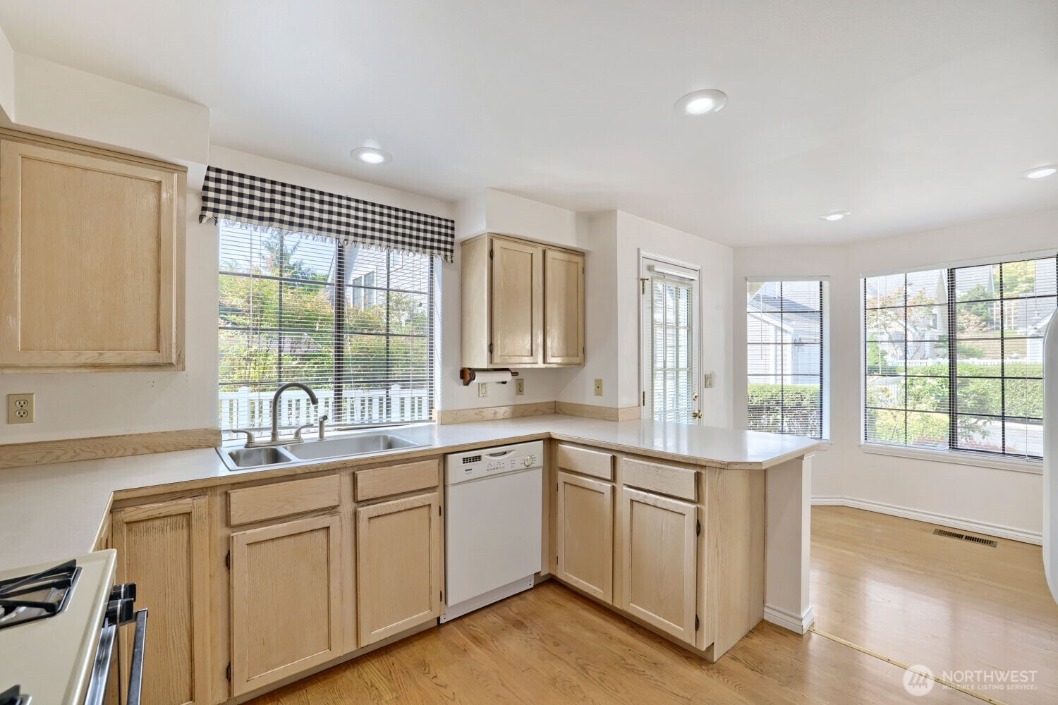 10063 Wallingford Avenue Property Photo 4