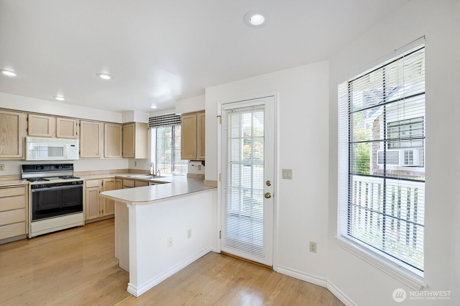 10063 Wallingford Avenue Property Photo 17
