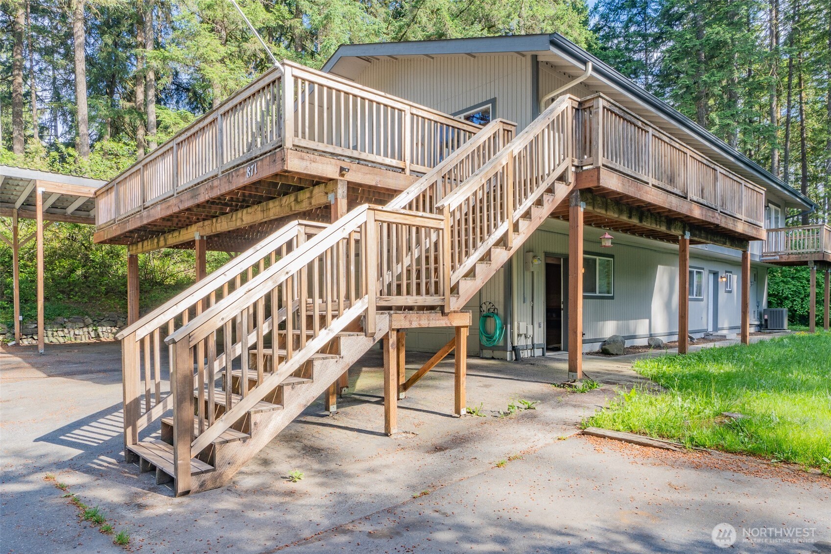 871 Ne Larson Blvd Property Photo 9
