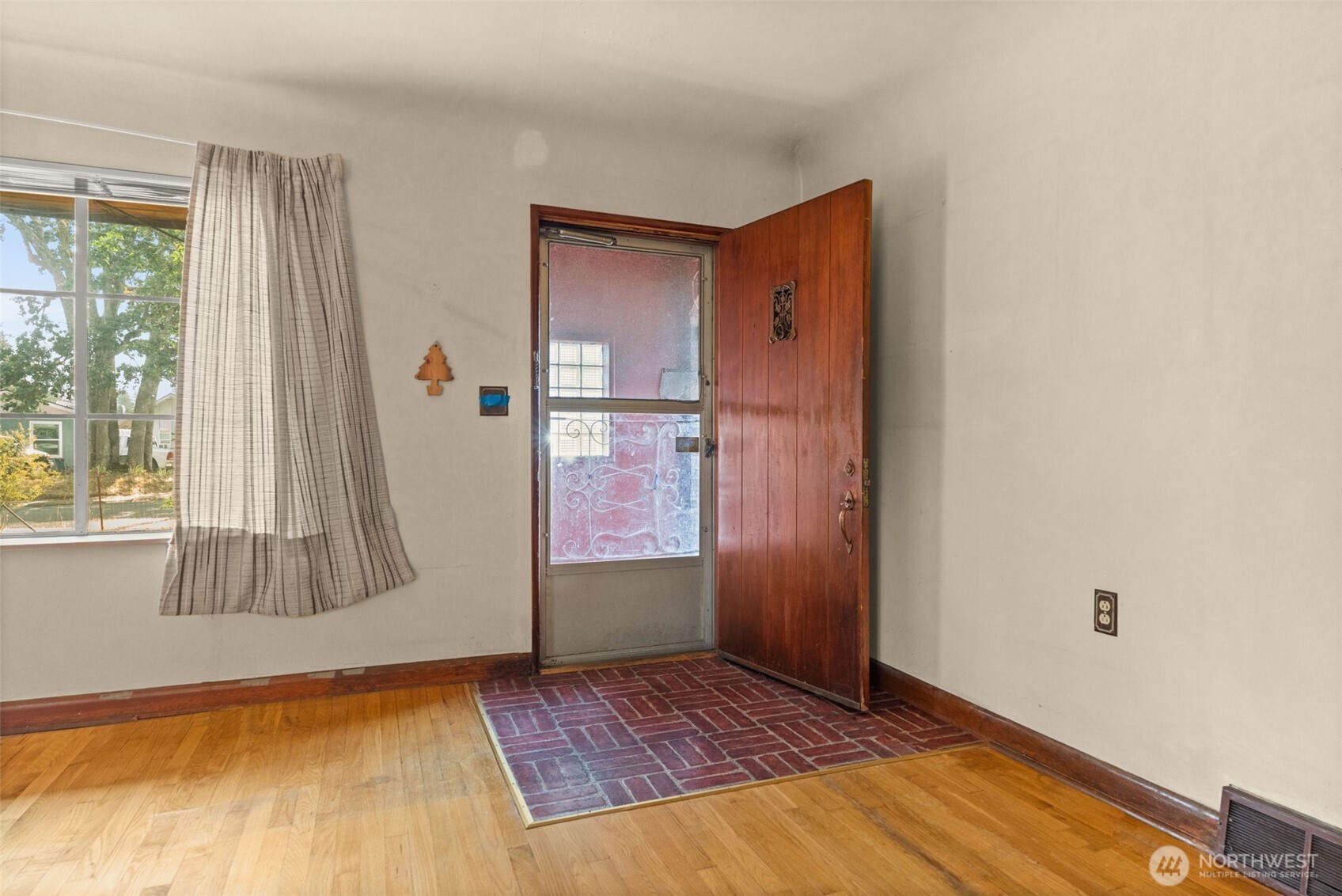 15202 Washington Avenue Property Photo 11