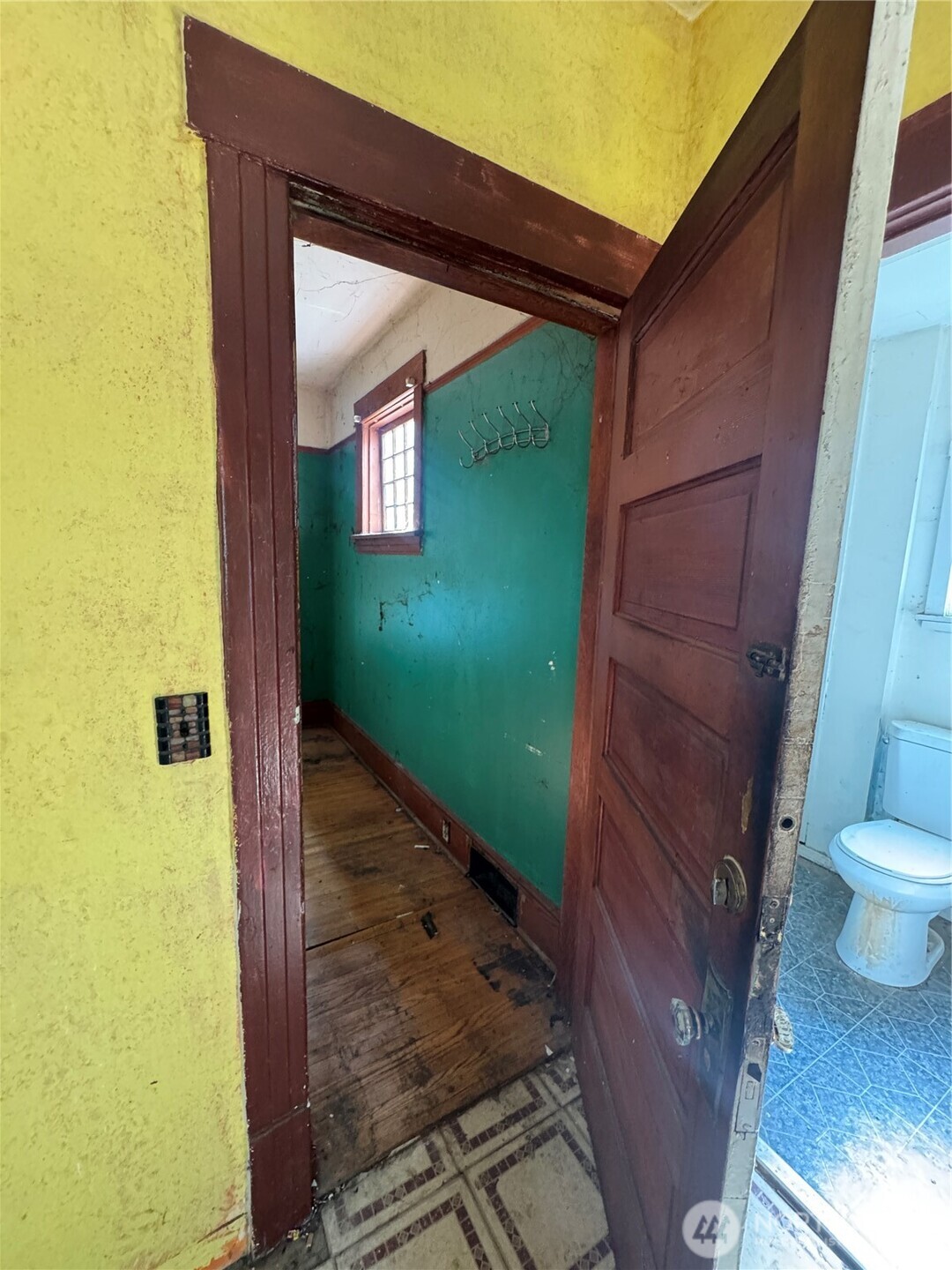 5247 Brooklyn Avenue Property Photo 5