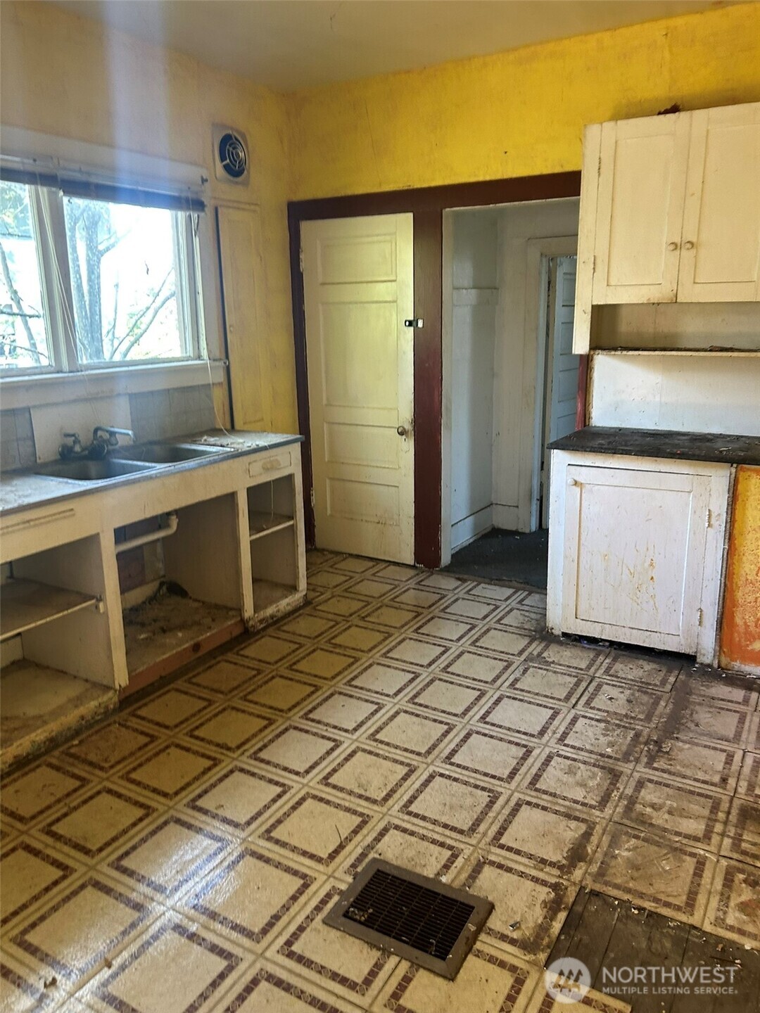 5247 Brooklyn Avenue Property Photo 8