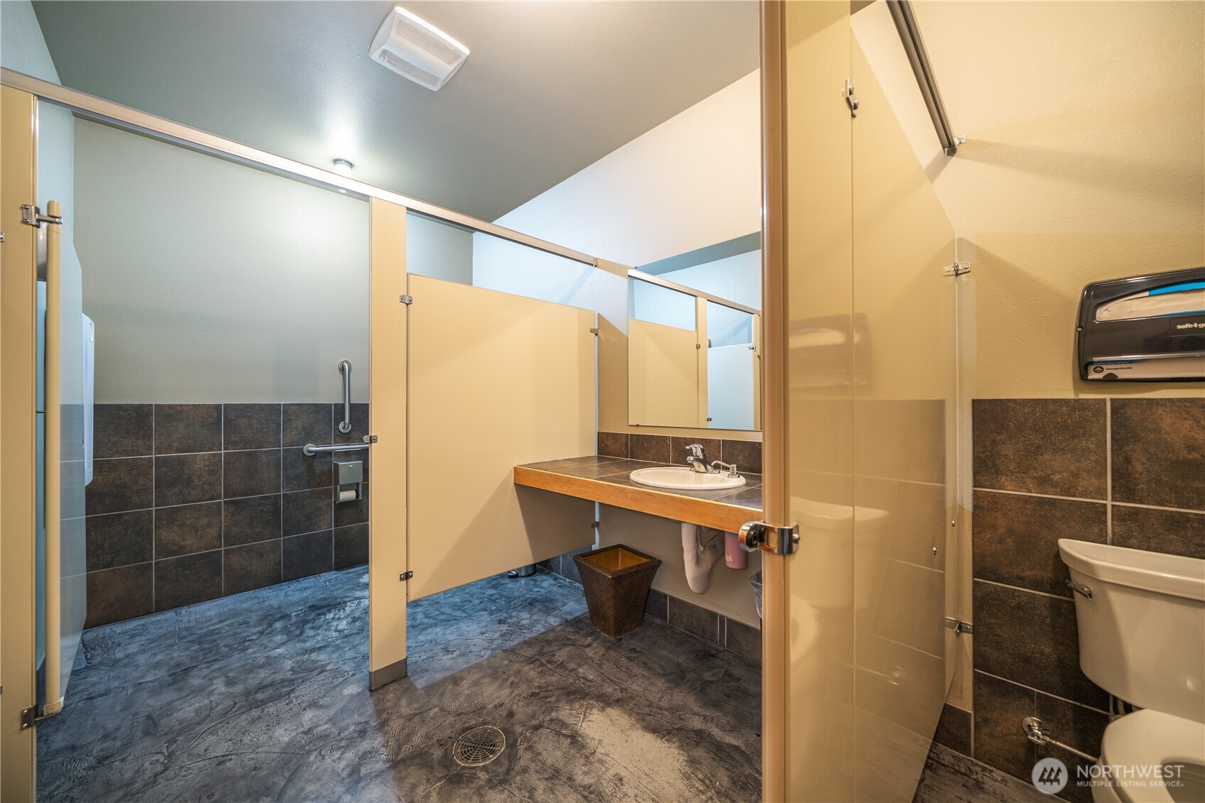 1307 Main Property Photo 28