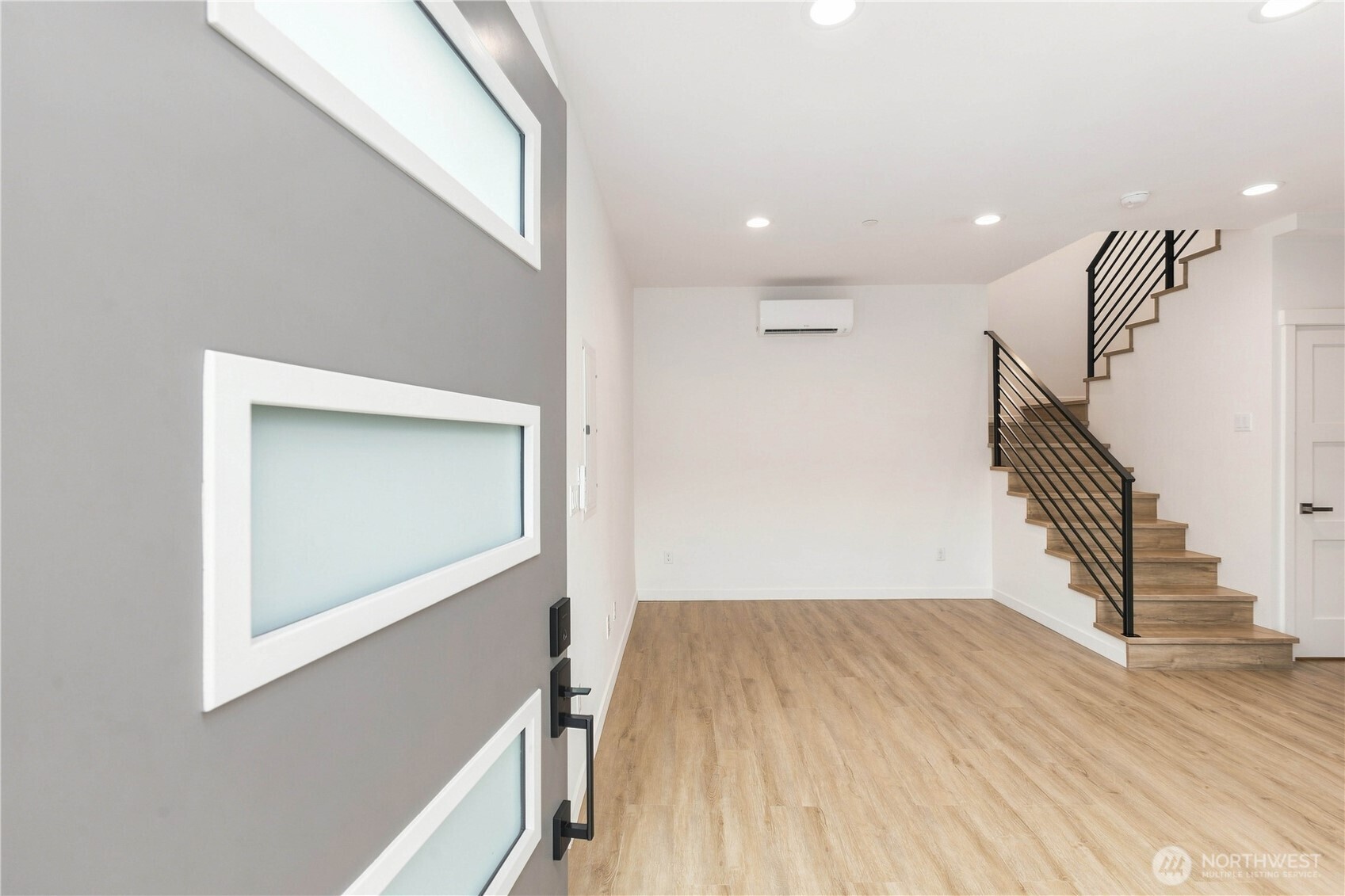 2334 Franklin Avenue E Property Photo 6