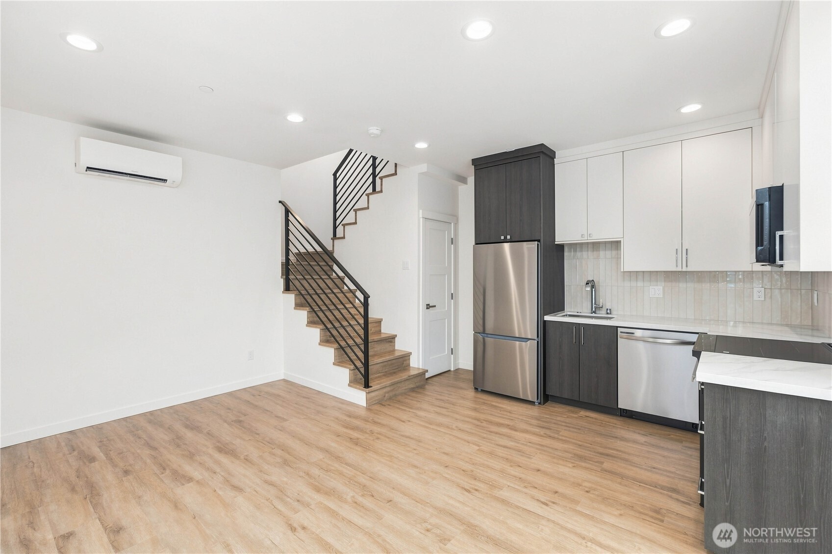 2334 Franklin Avenue E Property Photo 9