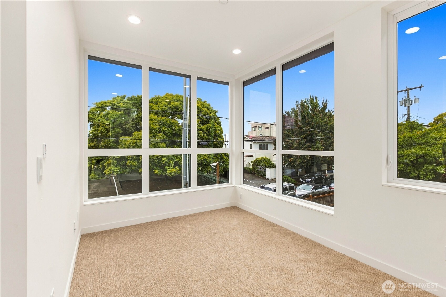 2334 Franklin Avenue E Property Photo 12
