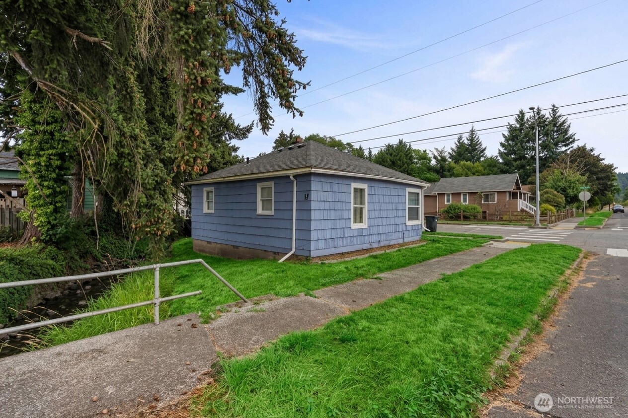 419 Yew Property Photo 6