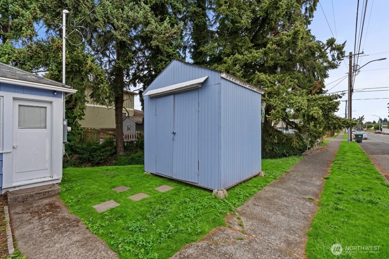 419 Yew Property Photo 24