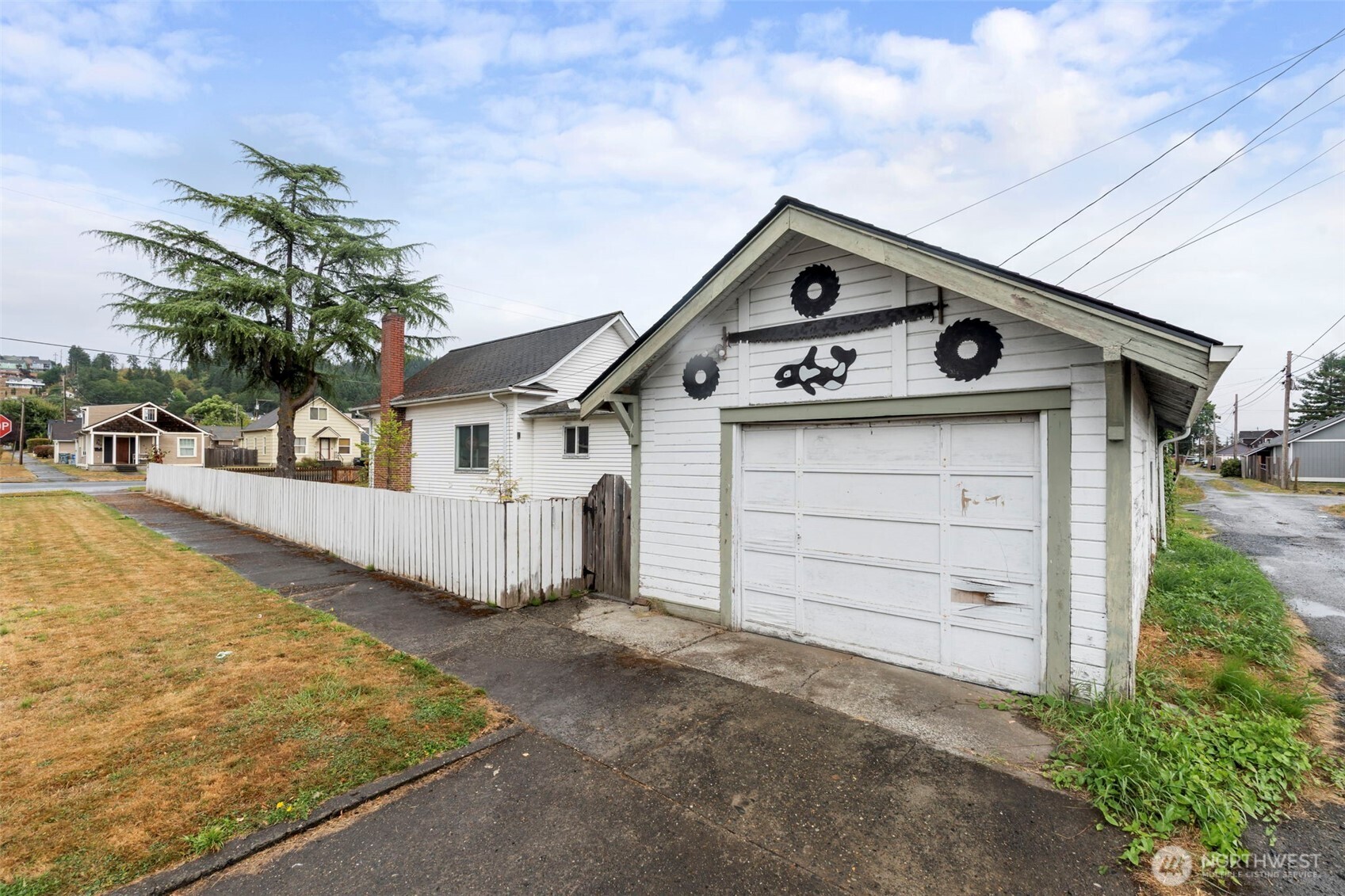 119 Sw Cascade Avenue Property Photo 2
