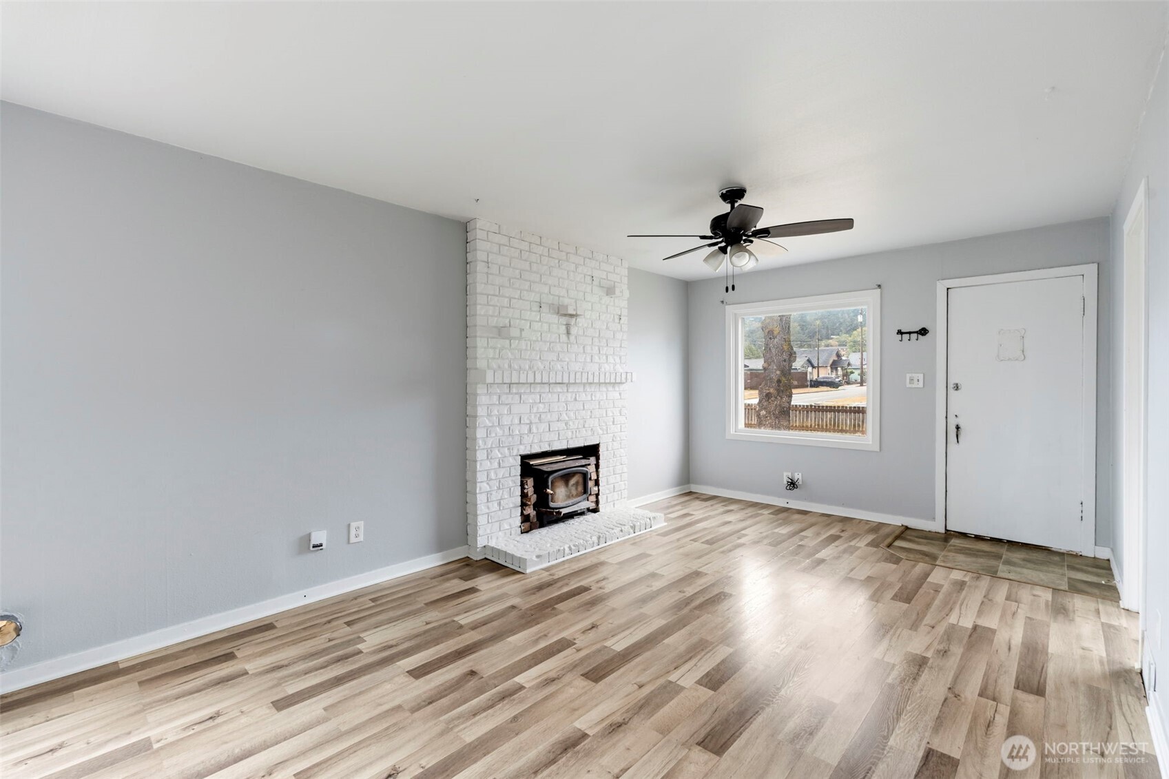 119 Sw Cascade Avenue Property Photo 8