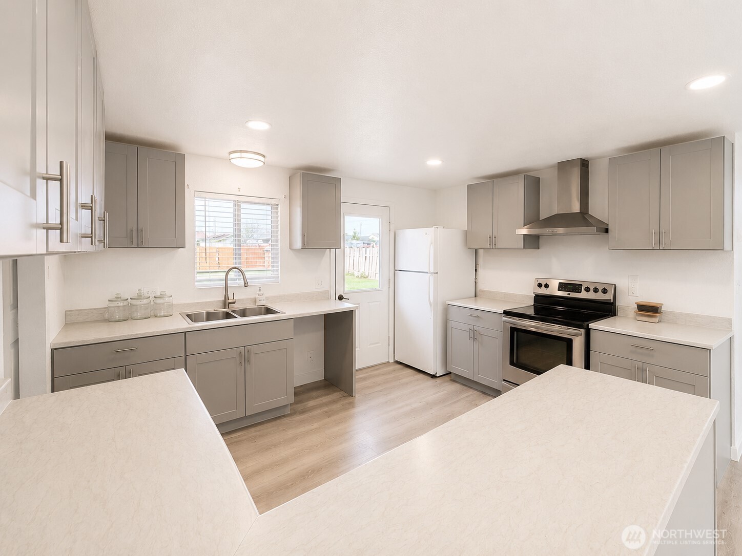 1331 E Larch Street Property Photo 2