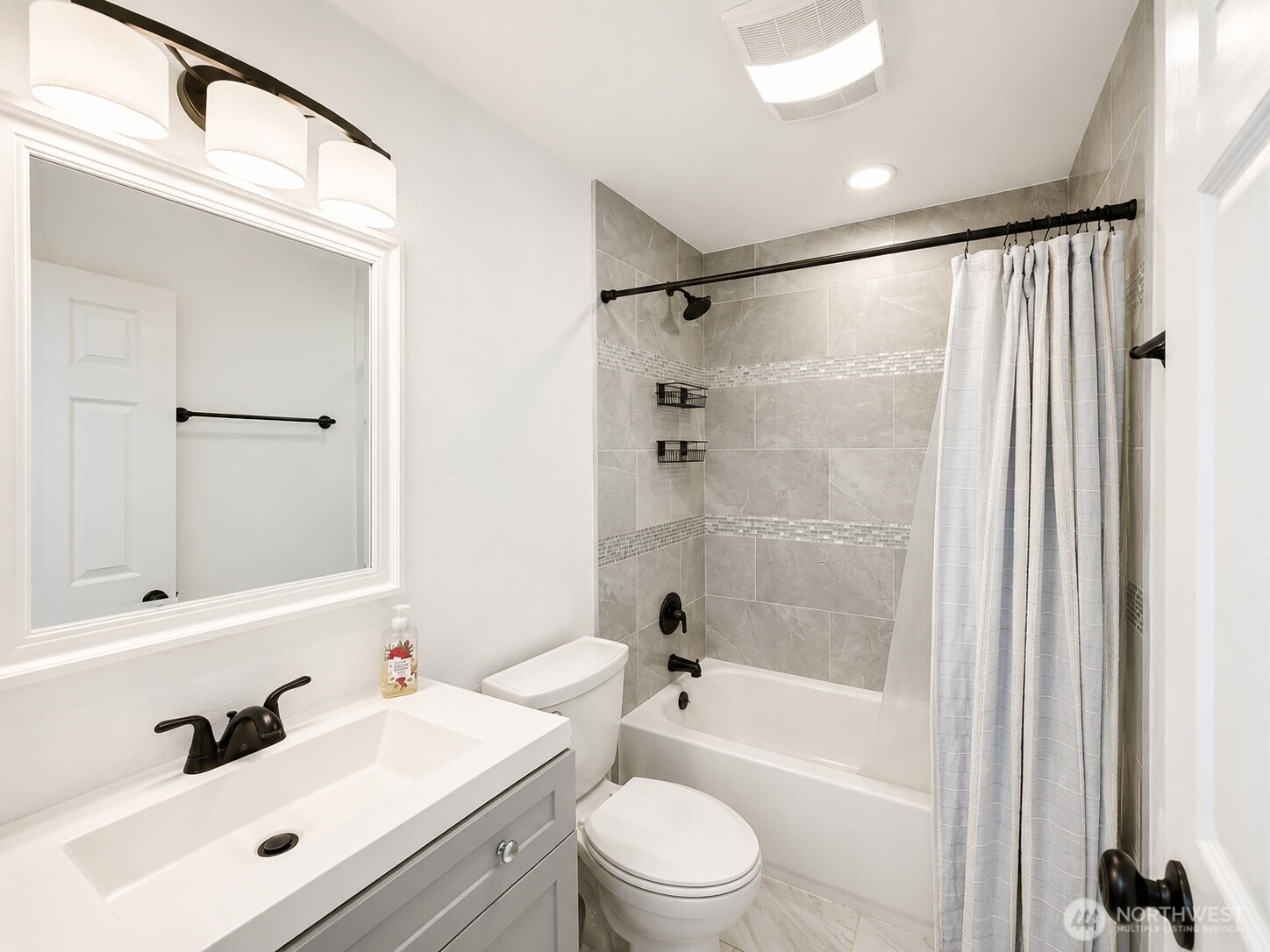 1331 E Larch Street Property Photo 4