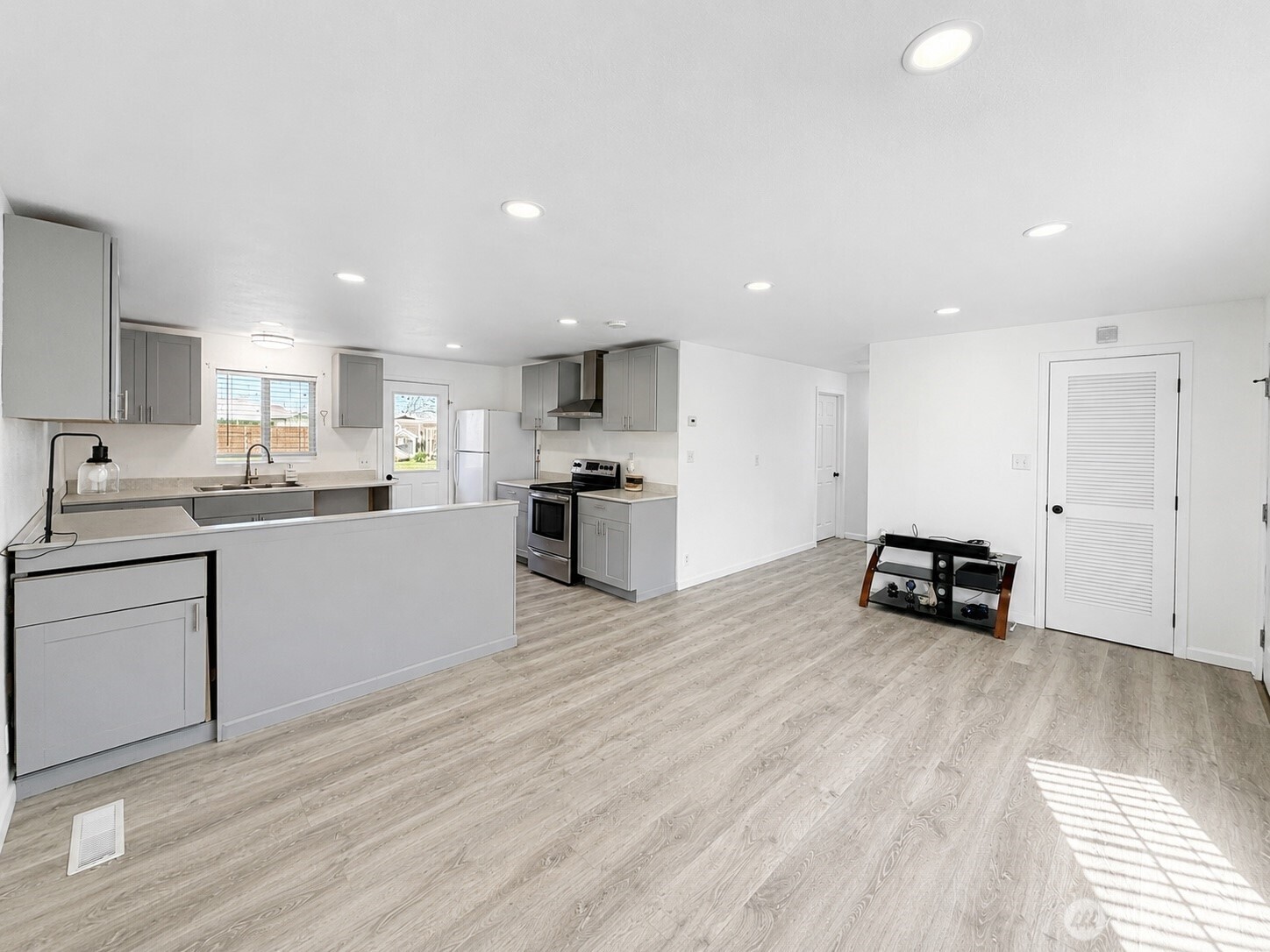 1331 E Larch Street Property Photo 10