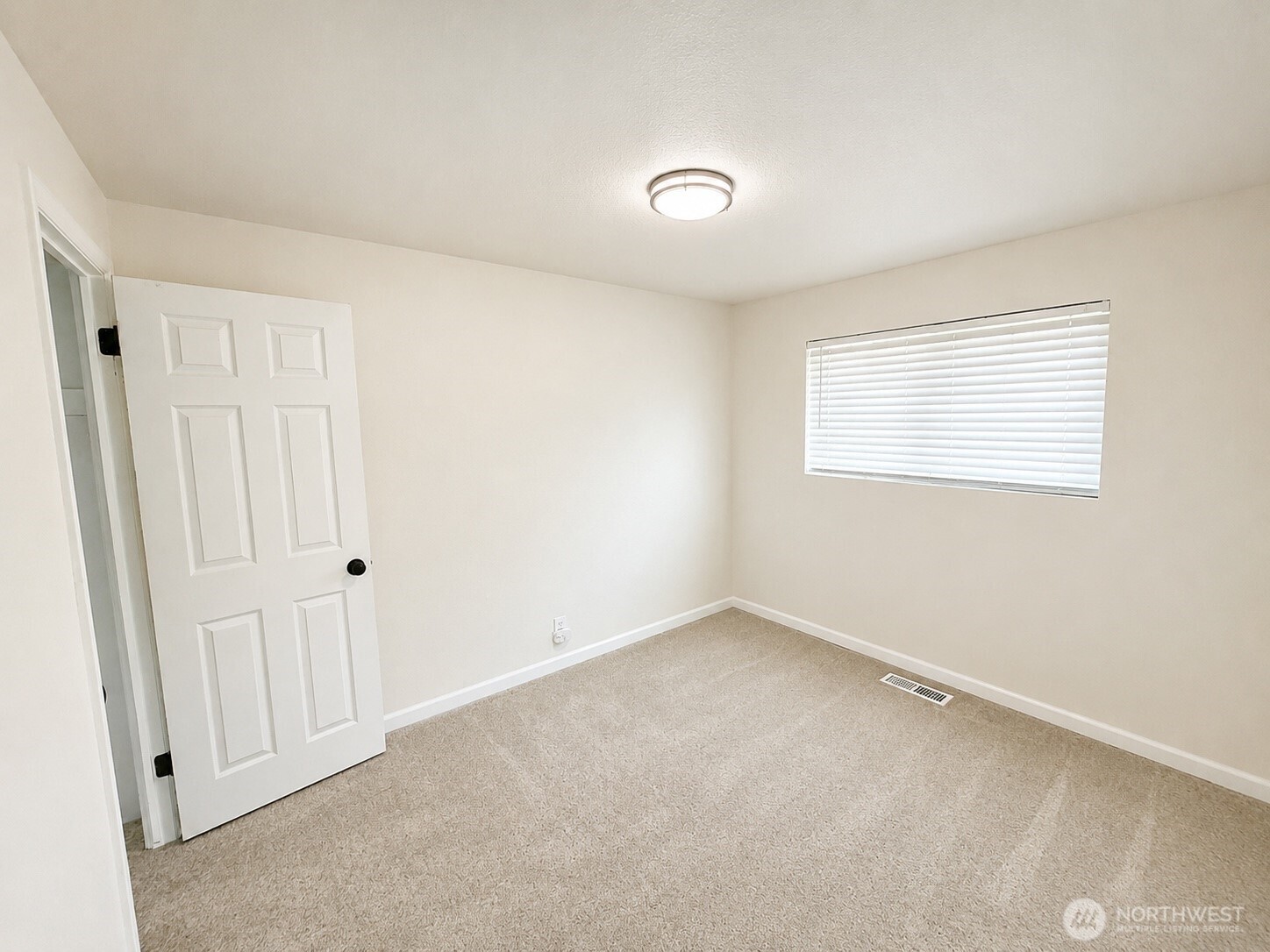 1331 E Larch Street Property Photo 11