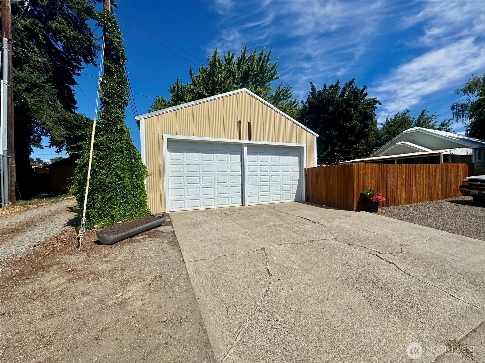 411 S Sprague Street Property Photo 4