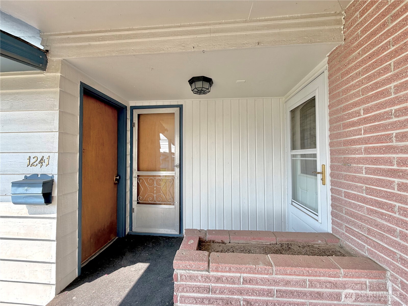 1241 S Skyline Drive Property Photo 8