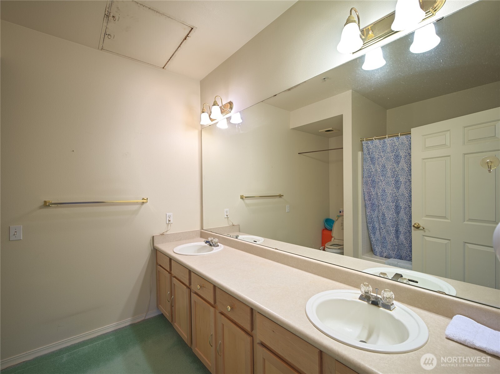 440 Maple Avenue B303 Property Photo 17