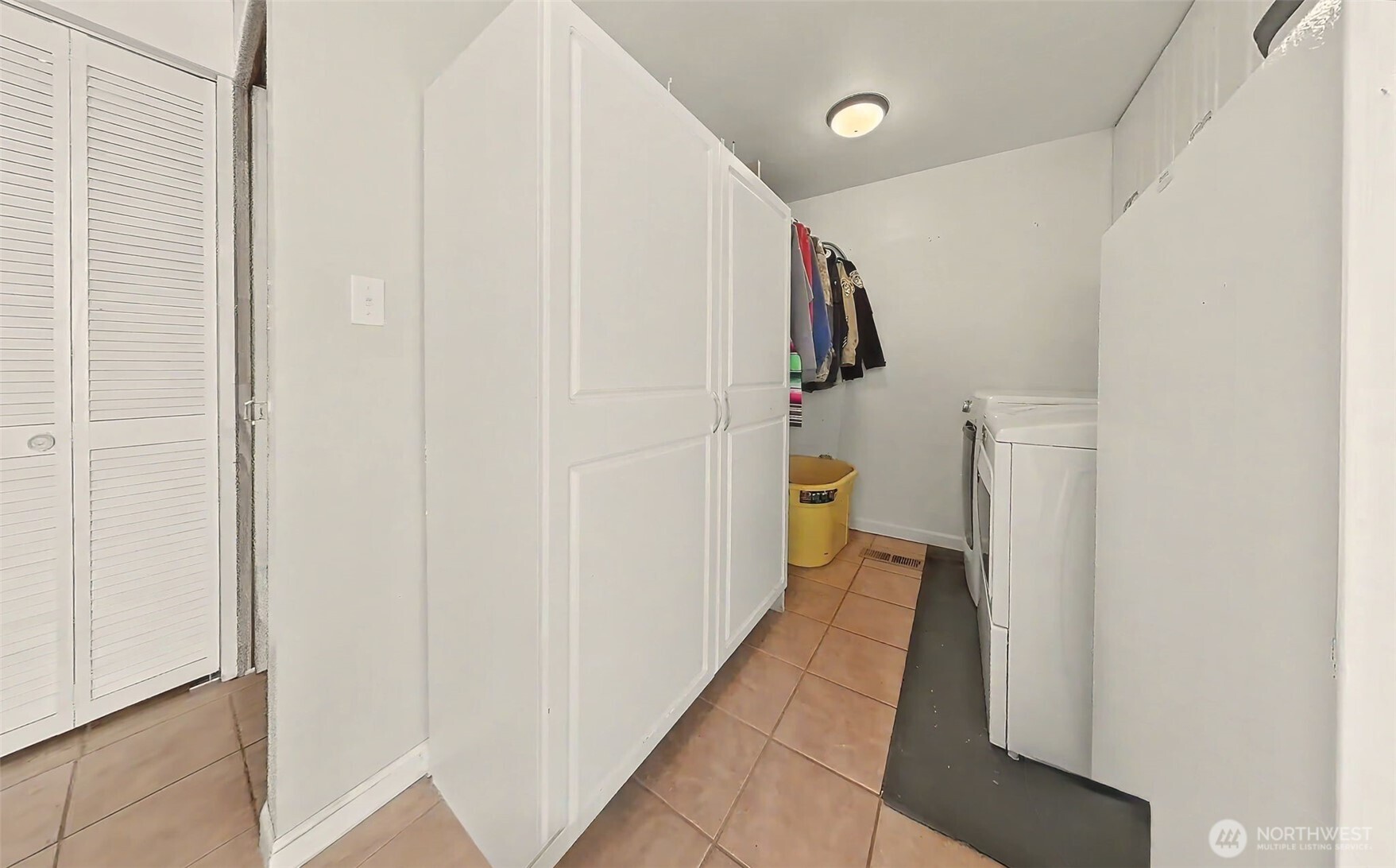 211 E Birch St Property Photo 12
