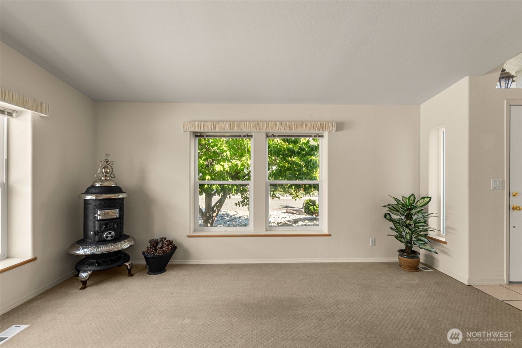 944 Sunrise Drive Property Photo 8