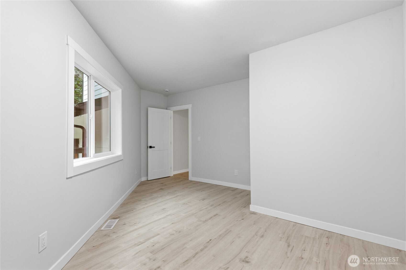 10953 N Madison Avenue Property Photo 8