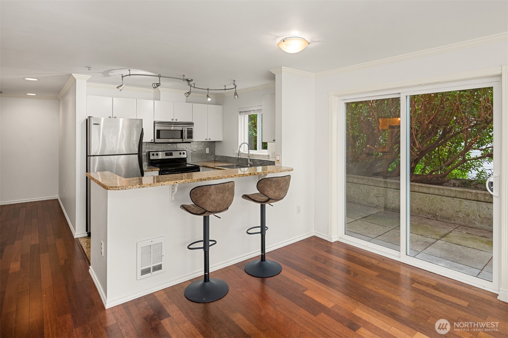 323 Queen Anne Avenue 202 Property Photo 8