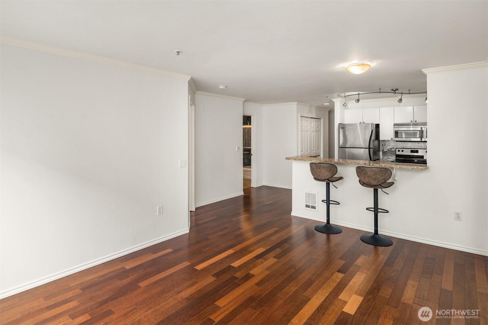 323 Queen Anne Avenue 202 Property Photo 10