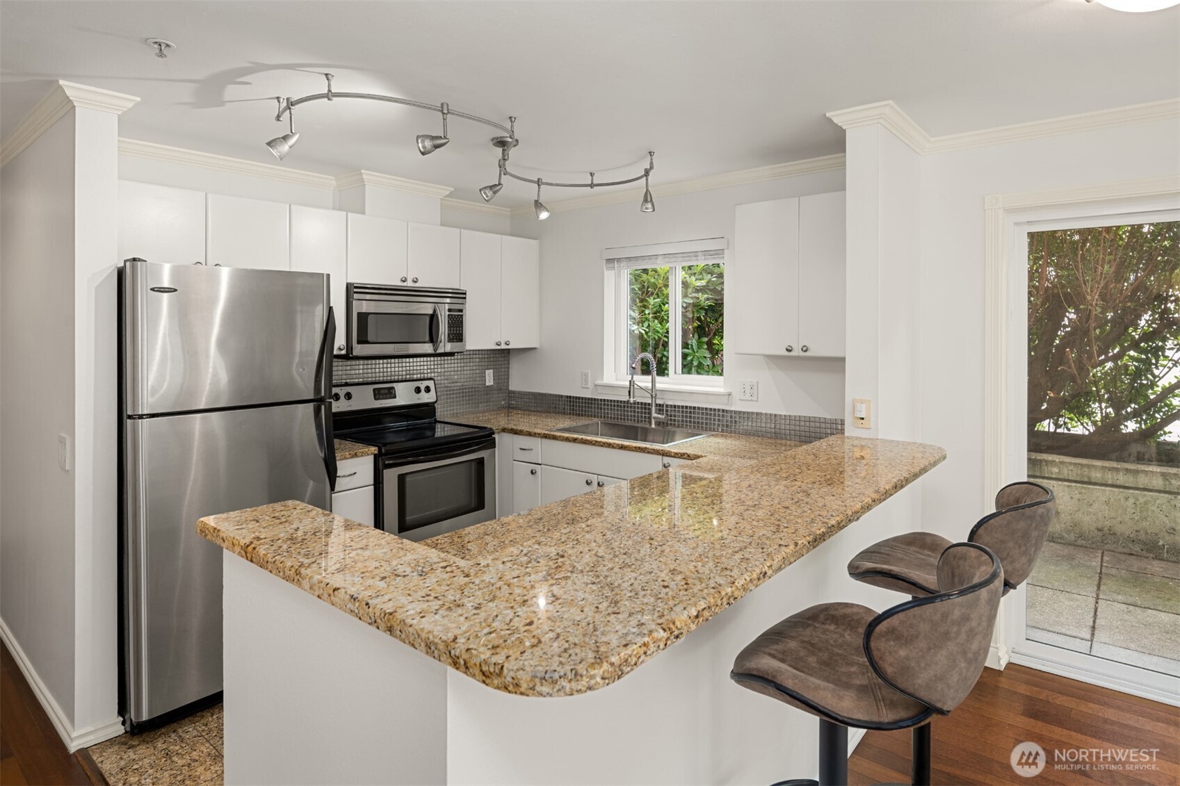 323 Queen Anne Avenue 202 Property Photo 12