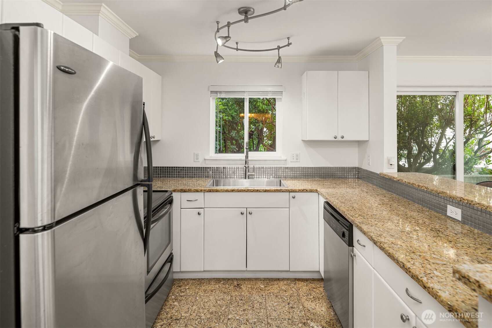 323 Queen Anne Avenue 202 Property Photo 13