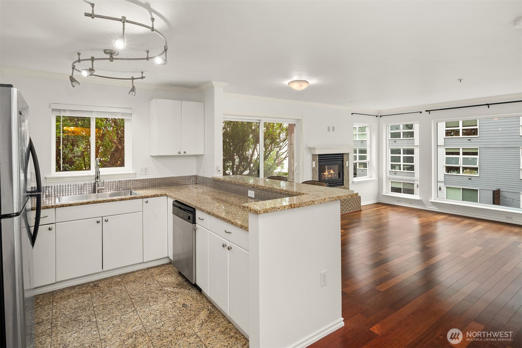 323 Queen Anne Avenue 202 Property Photo 14