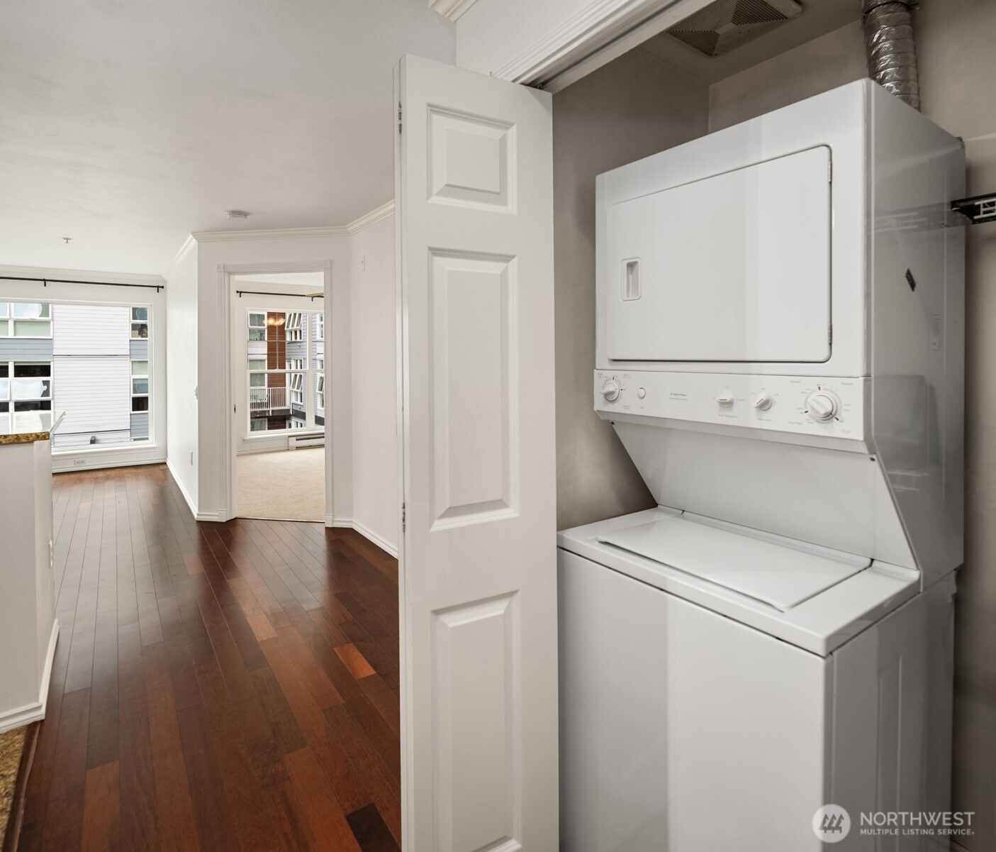 323 Queen Anne Avenue 202 Property Photo 16