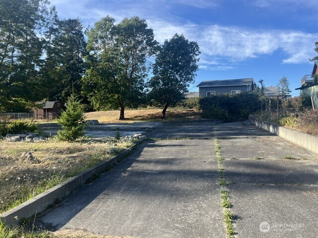 1586 Douglas Street Property Photo 4