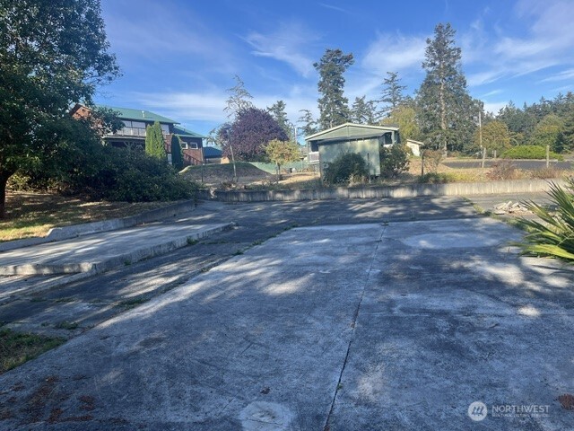 1586 Douglas Street Property Photo 5