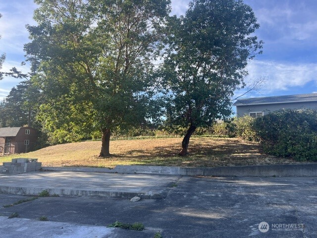 1586 Douglas Street Property Photo 6