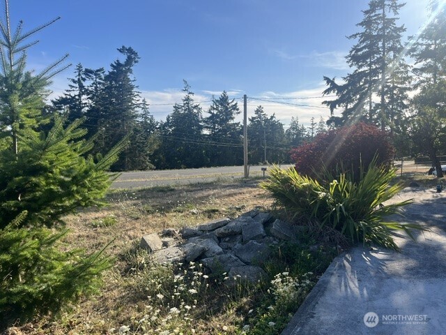1586 Douglas Street Property Photo 10