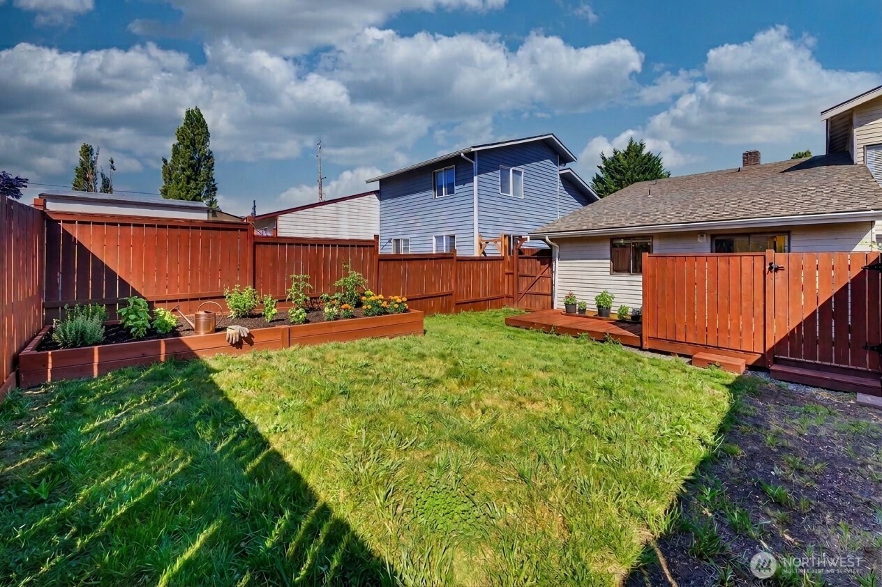 2214 E Fulton Property Photo 2