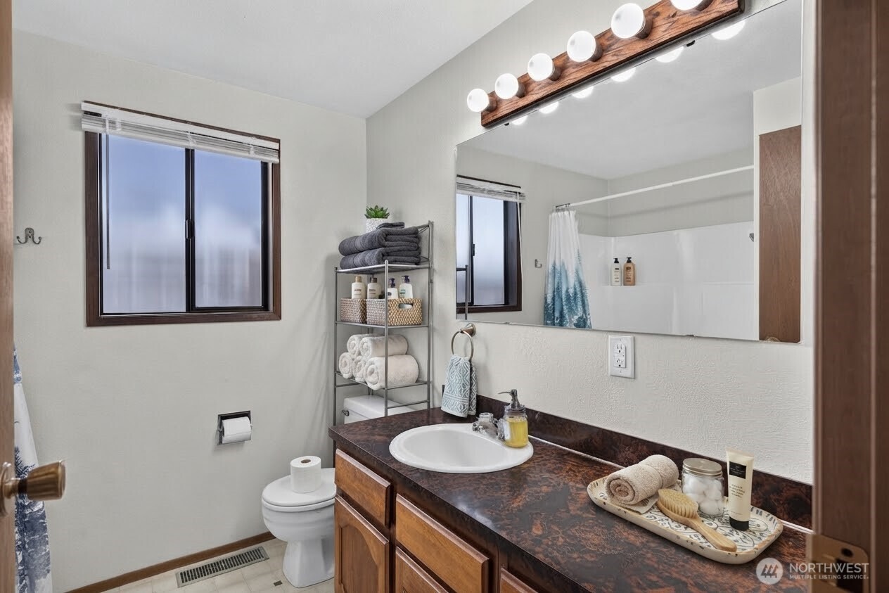 2214 E Fulton Property Photo 15