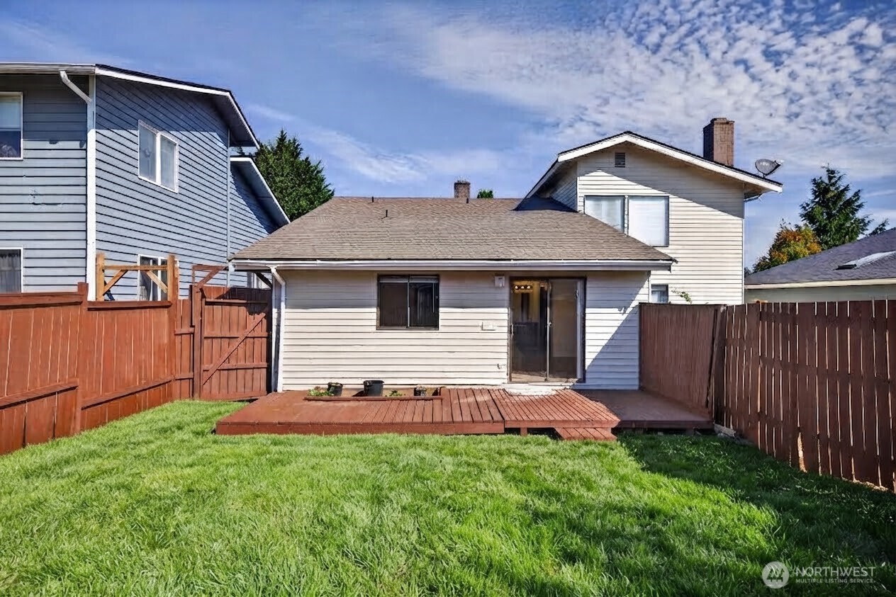 2214 E Fulton Property Photo 20